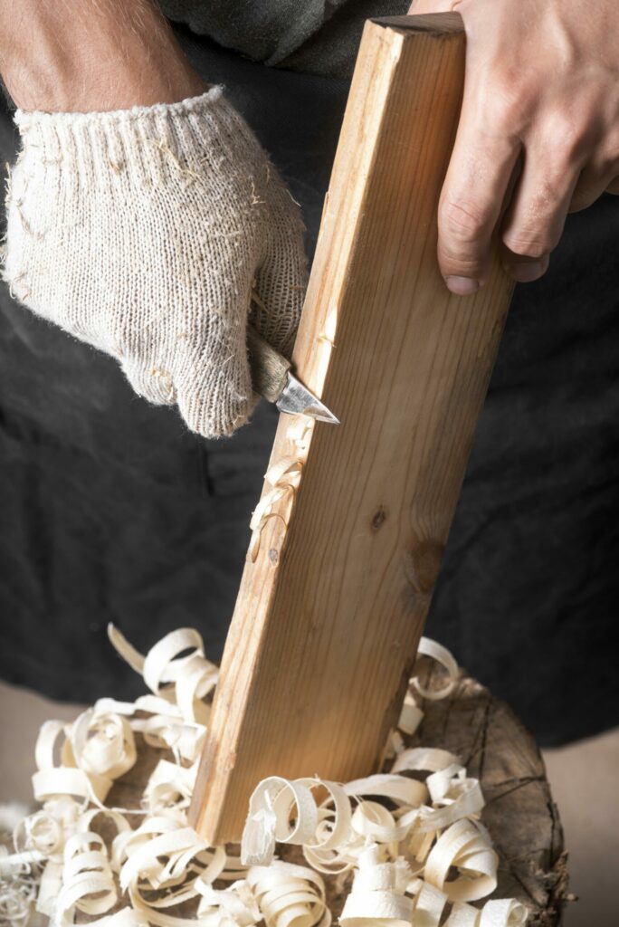 Manos cortando madera